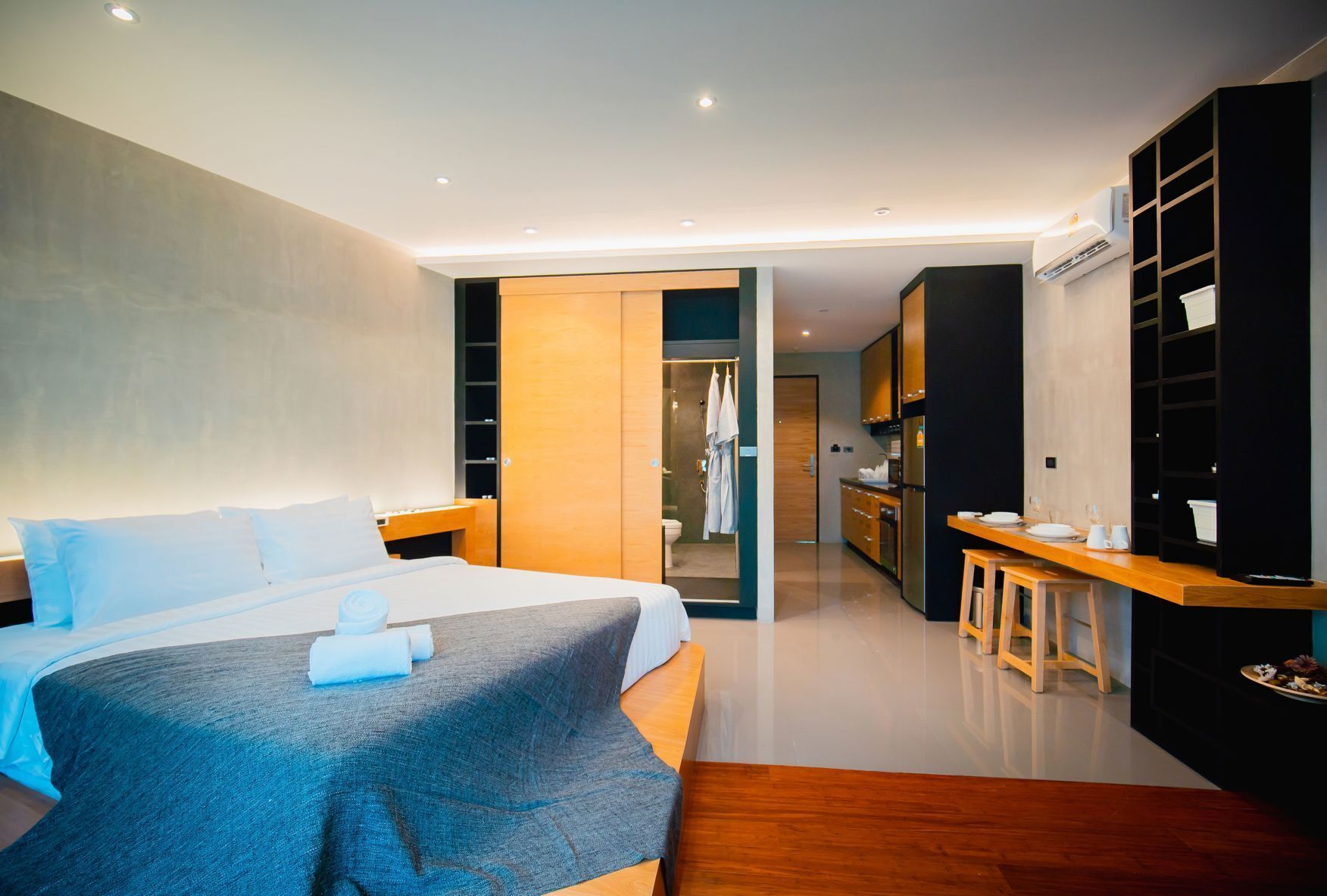 Frigobar, cofres nos quartos, cortinas blackout, quartos à prova de som