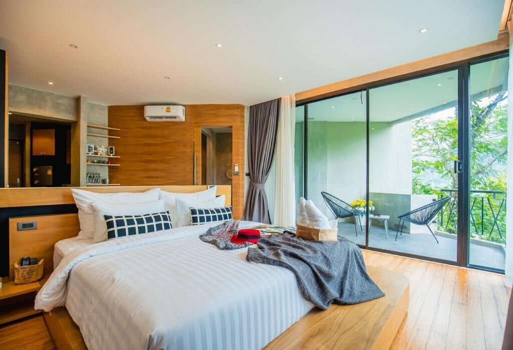 Frigobar, cofres nos quartos, cortinas blackout, quartos à prova de som