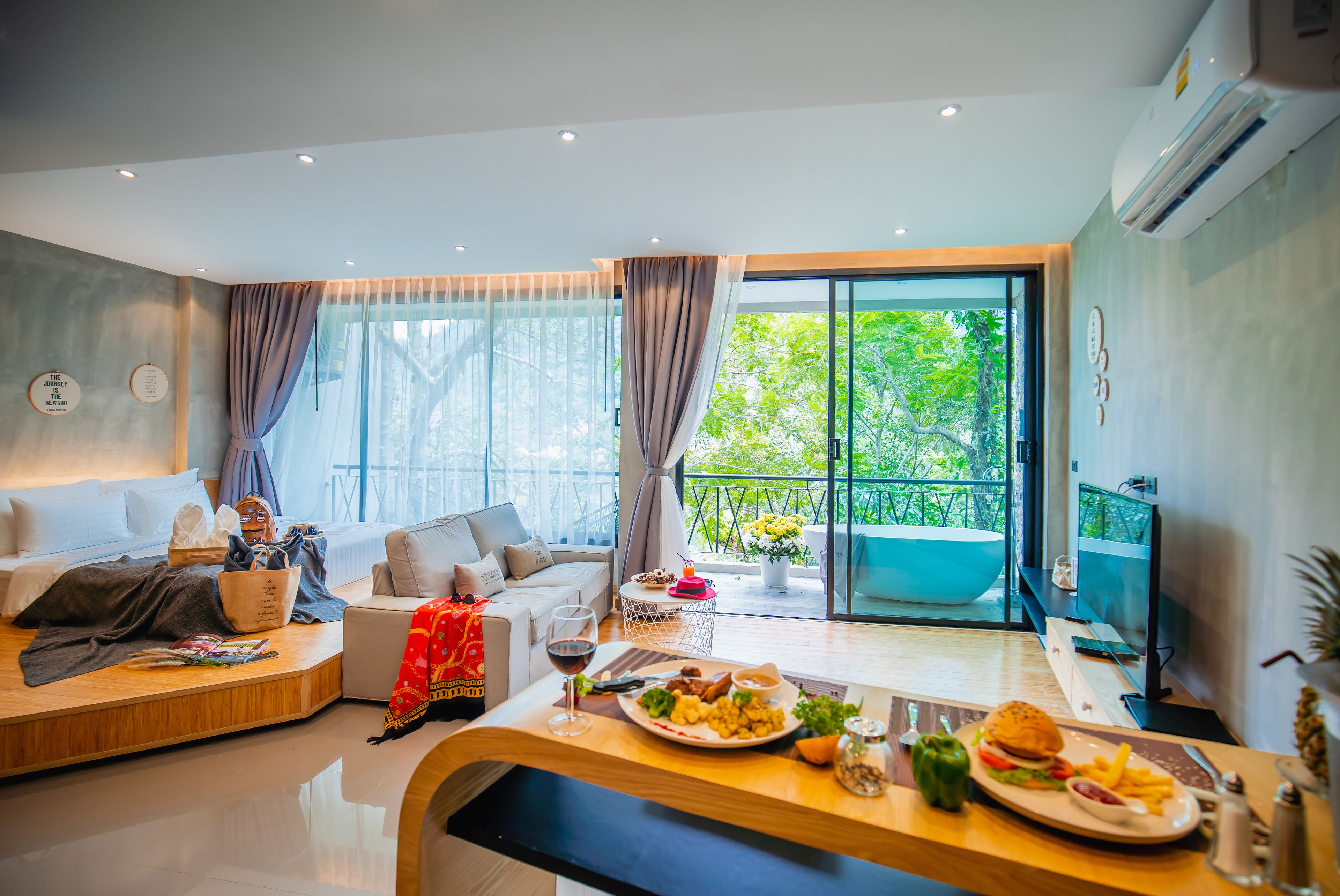 Suite – honeymoon, badekar | Minibar, safe på rommet, blendingsgardiner og lydisolert