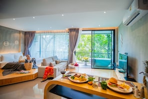 Suite – honeymoon, badekar | Minibar, safe på rommet, blendingsgardiner og lydisolert