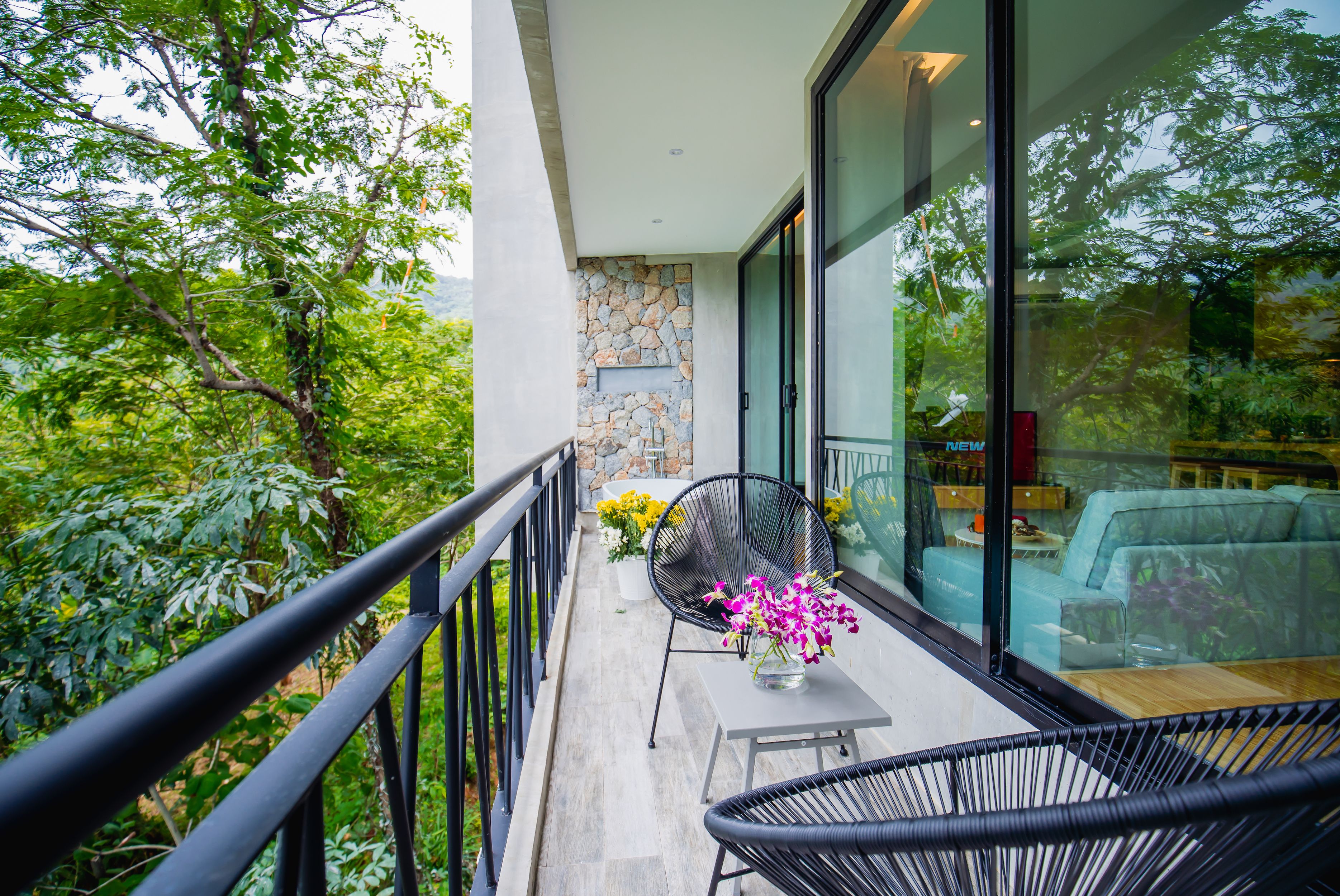 Honeymoon Suite, Bathtub | View from room