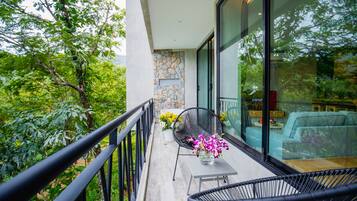 Honeymoon Suite, Bathtub | View from room