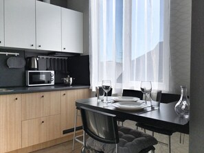 Studio Confort, balcon (ĐŃĐŸĐČĐ°ĐœŃ) | Cuisine privĂ©e | RĂ©frigĂ©rateur, micro-ondes, plaque de cuisson
