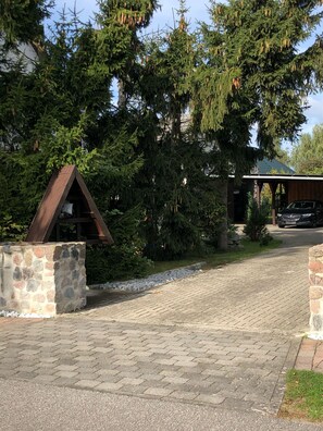 Unclassified image, 4 of 35, button