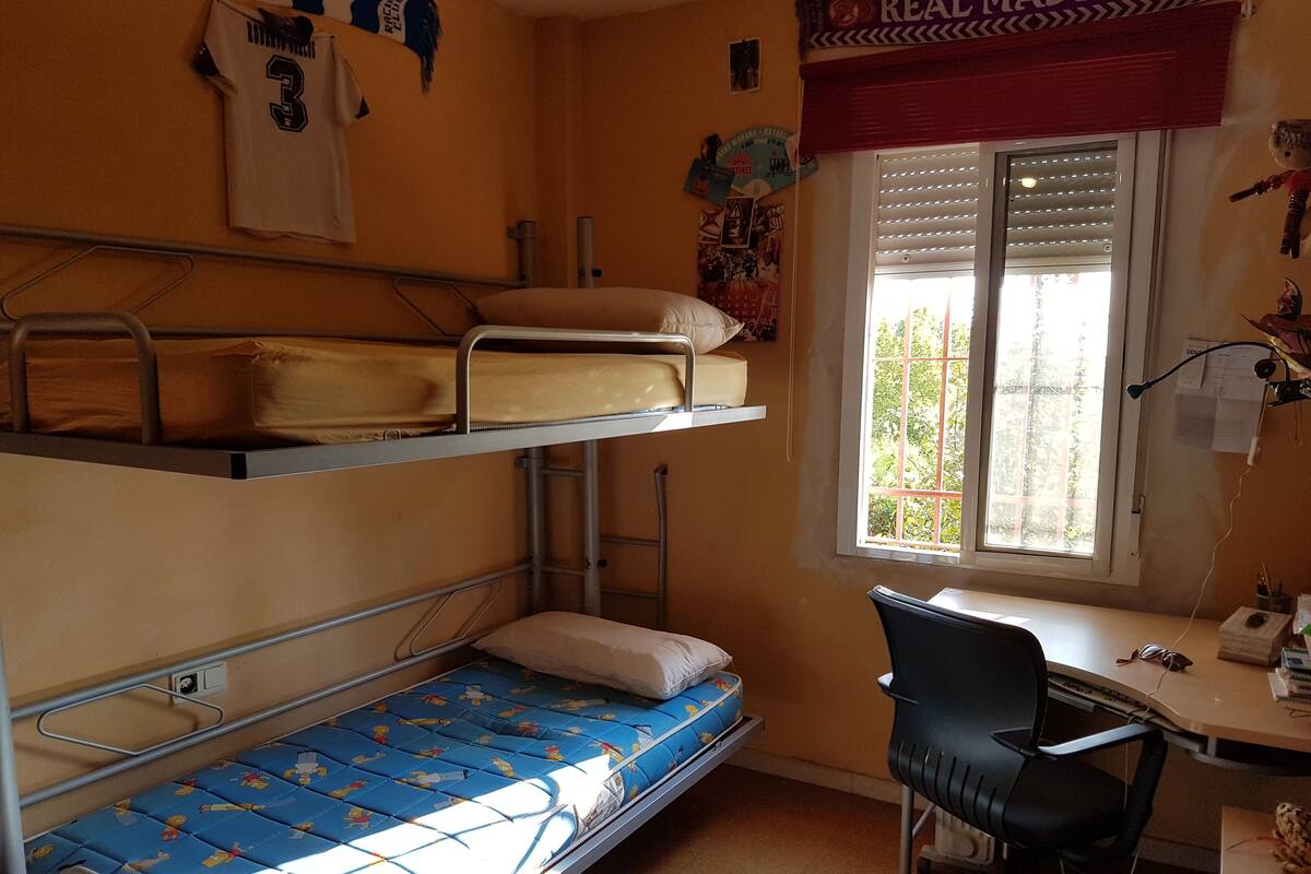 Dreibettzimmer, Gemeinschaftsbad | Bügeleisen/Bügelbrett, kostenloses WLAN, Bettwäsche