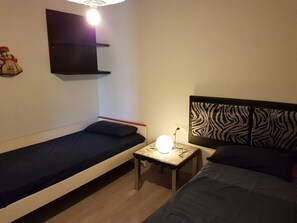 Zweibettzimmer, Gemeinschaftsbad | Bügeleisen/Bügelbrett, kostenloses WLAN, Bettwäsche