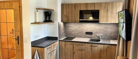 Geladeira, micro-ondas, cooktop, lava-louças