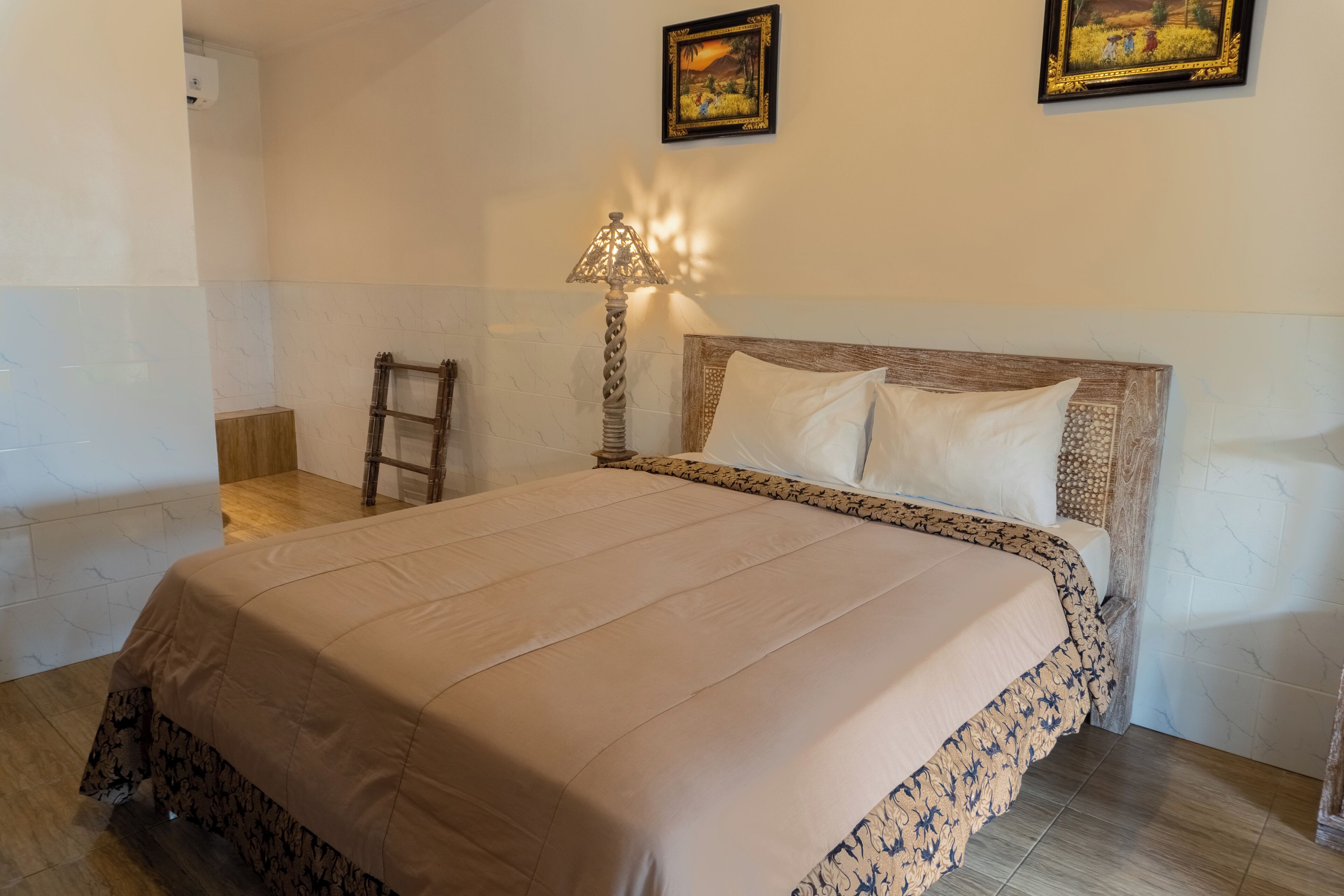 Standard Room with TV & AC | 高档床上用品、免费 WiFi、床单