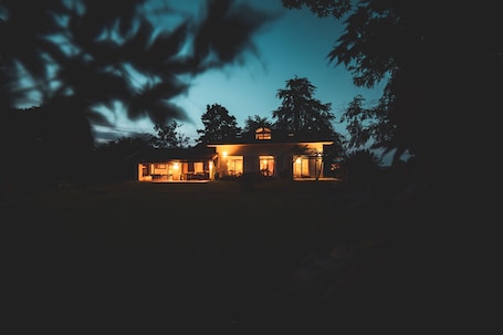 Front of property – evening/night. B&B Casa Danoi