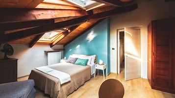 Quarto superior | Individualmente decorados, individualmente mobiliados, escrivaninha