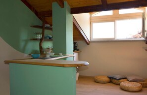 Combined shower/bathtub, free toiletries, hair dryer, bidet