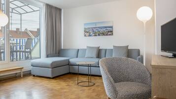 Comfort Apartment, 1 Bedroom | Living room | Smart TV