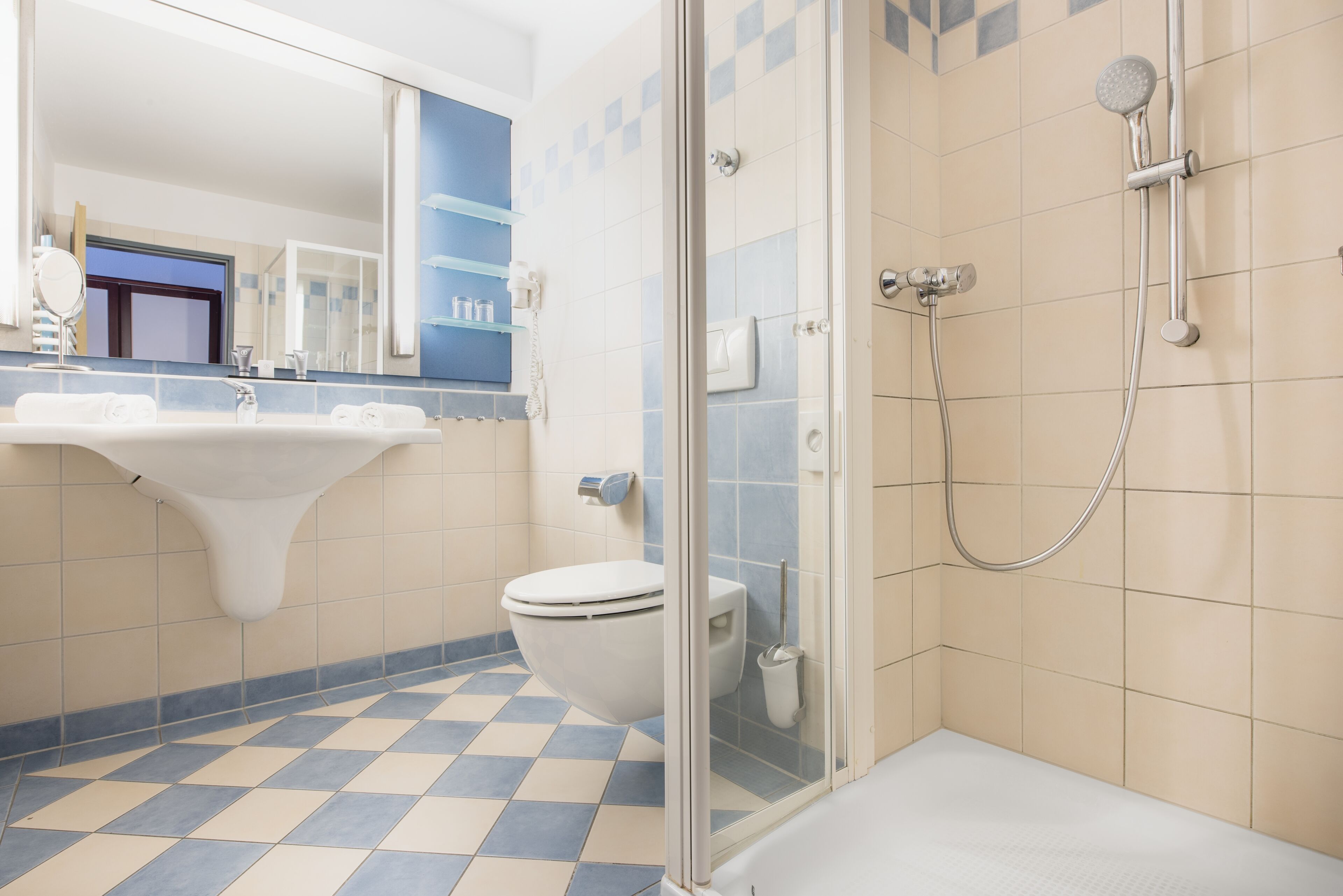 Studio | Badezimmer | Dusche, umweltfreundliche Kosmetikartikel, Haartrockner, Handtücher