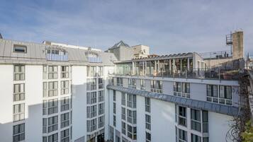 Ein mehrgeschossiges Gebäude mit großen Fenstern und einem Balkon.