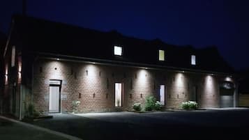 Voorkant accommodatie - avond/nacht