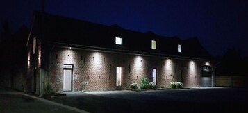 住宿正面 - 傍晚/夜晚