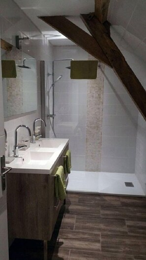 Family Room (Les Graminés) | Bathroom | Shower, towels - La Cense Pierrot des Princes (Saint-Amand-les-Eaux)