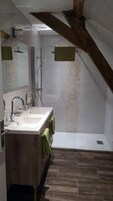 Habitación familiar (Les Graminés) | Baño | Ducha y toallas