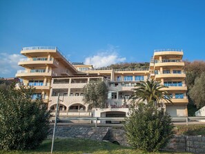 Unclassified image, 3 of 243, button - Raymond Apartments (Pržno)