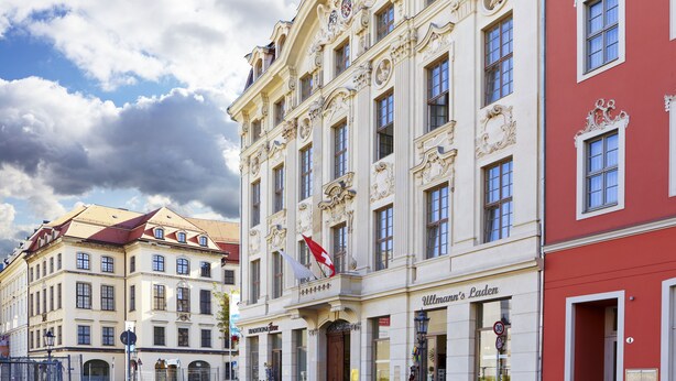A historic building with ornate architecture, a prominent entrance, and a flag. - Hapimag Resort Dresden (Dresden)
