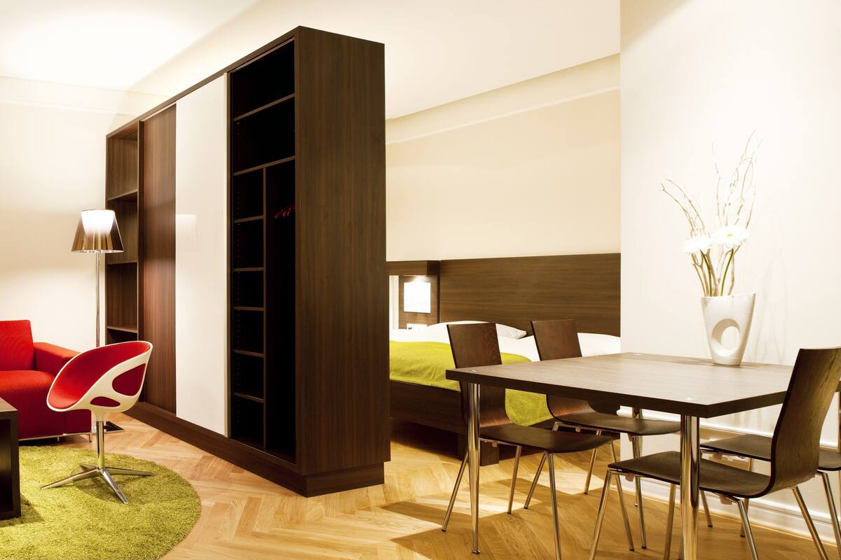 Studio | Minibar, in-room safe, desk, laptop workspace