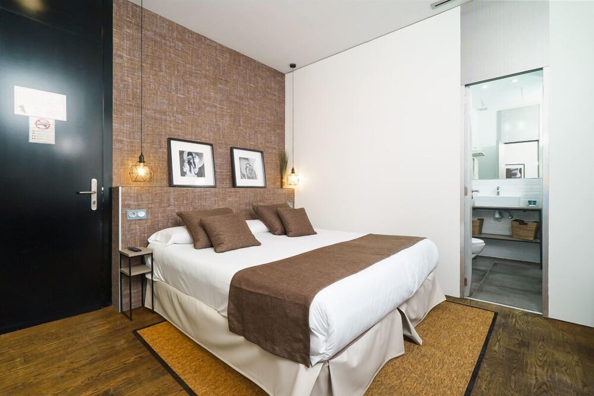 Double Room, 1 Double or 2 Twin Beds | Minibar, in-room safe, desk, iron/ironing board (on request)