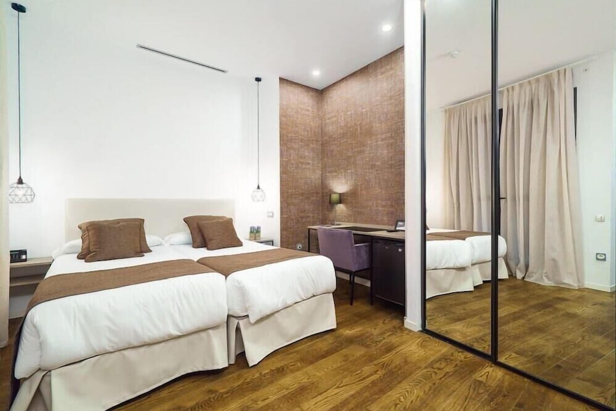 Economy Room, 1 Double or 2 Twin Beds | Minibar, in-room safe, desk, iron/ironing board (on request)