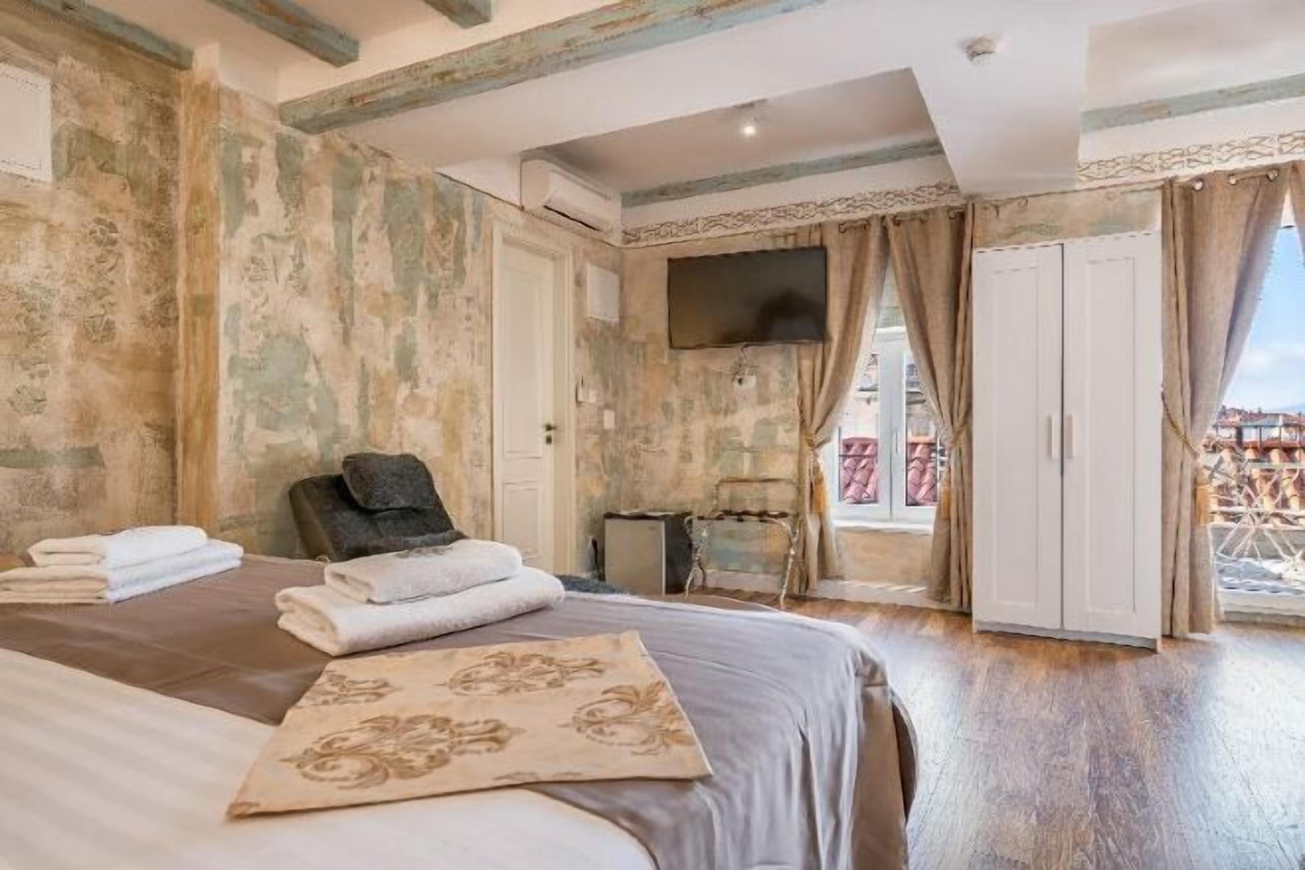 高档床上用品、迷你吧、客房内保险箱、办公桌