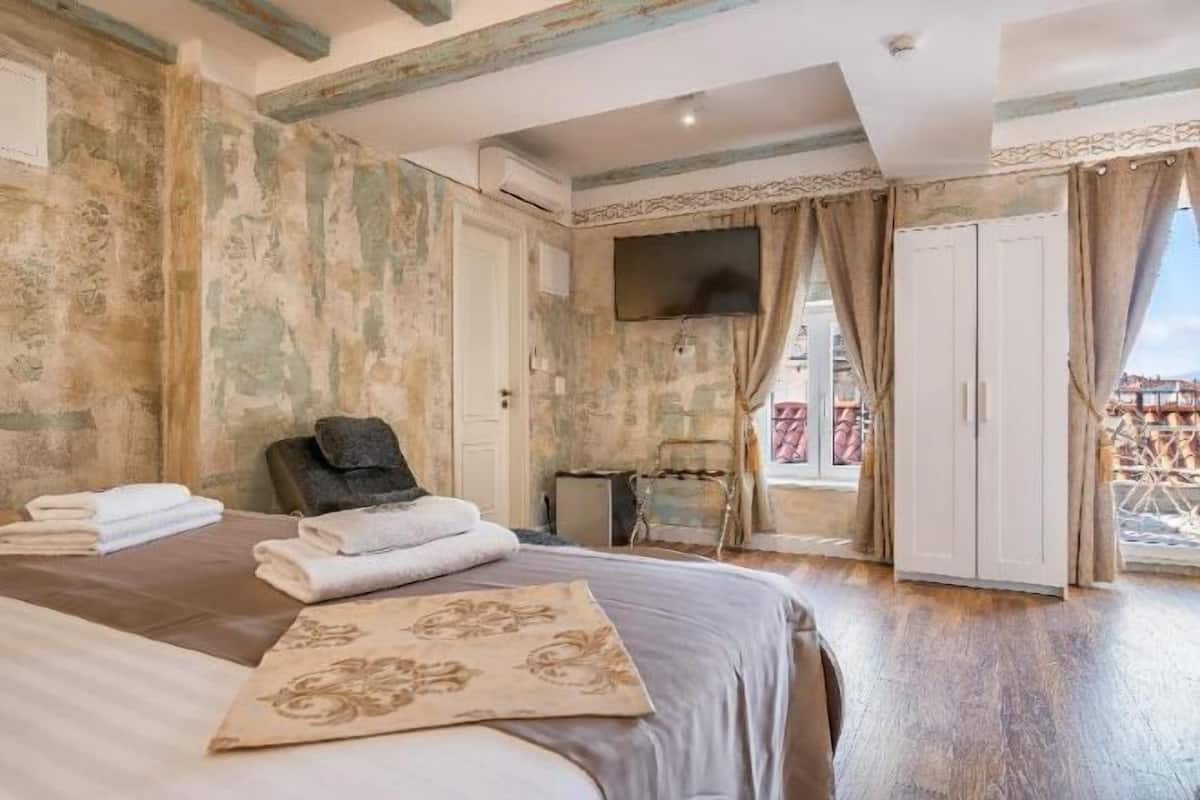 Premium bedding, minibar, in-room safe, desk