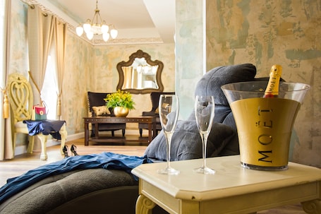 Ropa de cama de alta calidad y minibar . Plaza Marchi Old Town - MAG Quaint & Elegant Boutique Hotels
