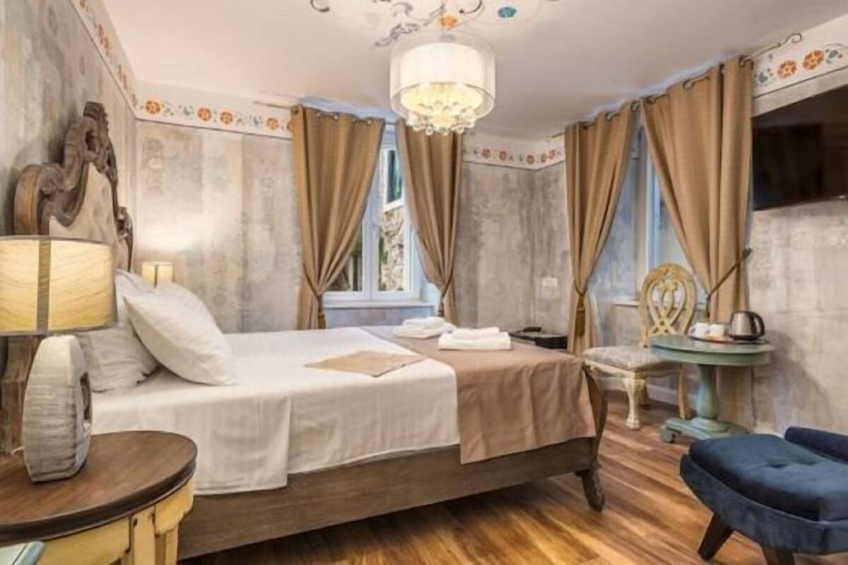 Hochwertige Bettwaren, Minibar, Zimmersafe, Schreibtisch