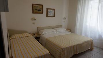 Cofres nos quartos, escrivaninha, quartos à prova de som, berços grátis