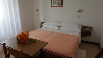 Cofres nos quartos, escrivaninha, quartos à prova de som, berços grátis