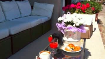 Café da manhã com buffet grátis todos os dias