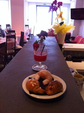 Breakfast, lunch, dinner served; local and international cuisine 