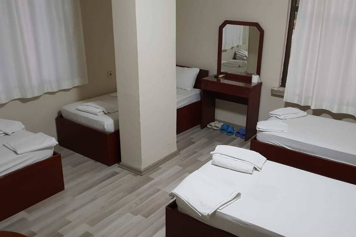 Quarto quádruplo | Quartos à prova de som, Wi-Fi de cortesia, roupa de cama
