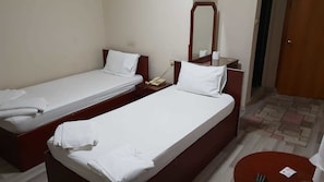 Quarto triplo | Quartos à prova de som, Wi-Fi de cortesia, roupa de cama