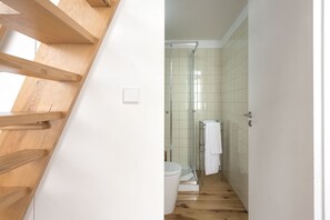Standard-Apartment, 1 Schlafzimmer, Zwischengeschoss | Badezimmer | Dusche, Haartrockner, Handtücher