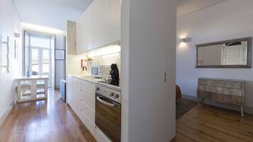 Standard Apartment, 1 Bedroom, Balcony | Private kitchen | Fridge, microwave, oven, stovetop