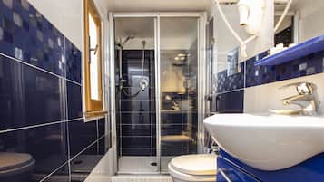 Double Room, 1 Queen Bed | Bathroom | Shower, rainfall showerhead, free toiletries, hair dryer