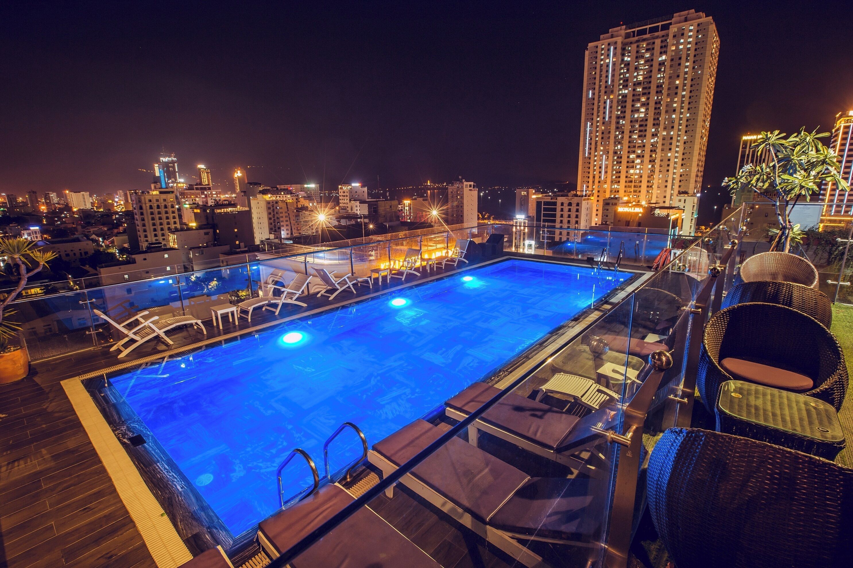 outdoor pool, open 6:00 am to 6:00 pm, pool umbrellas, pool loungers