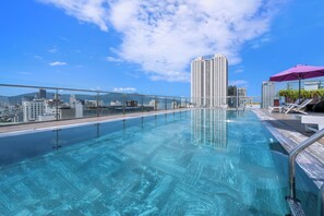 Una piscina al aire libre (de 06:00 a 18:00), sombrillas, tumbonas