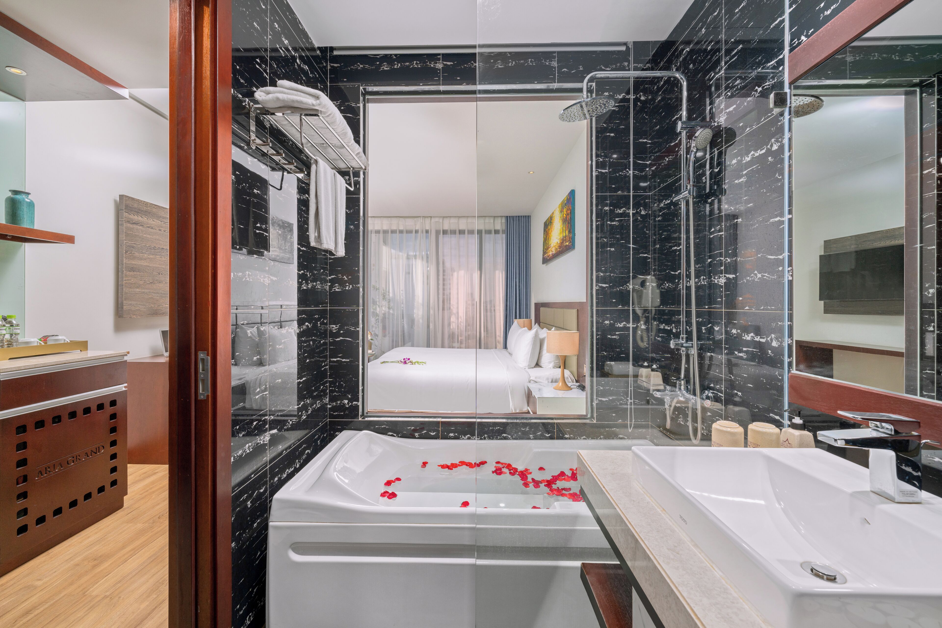 junior balcony double with bathtub (welcome fruit) | bathroom | free toiletries, hair dryer, bathrobes, slippers