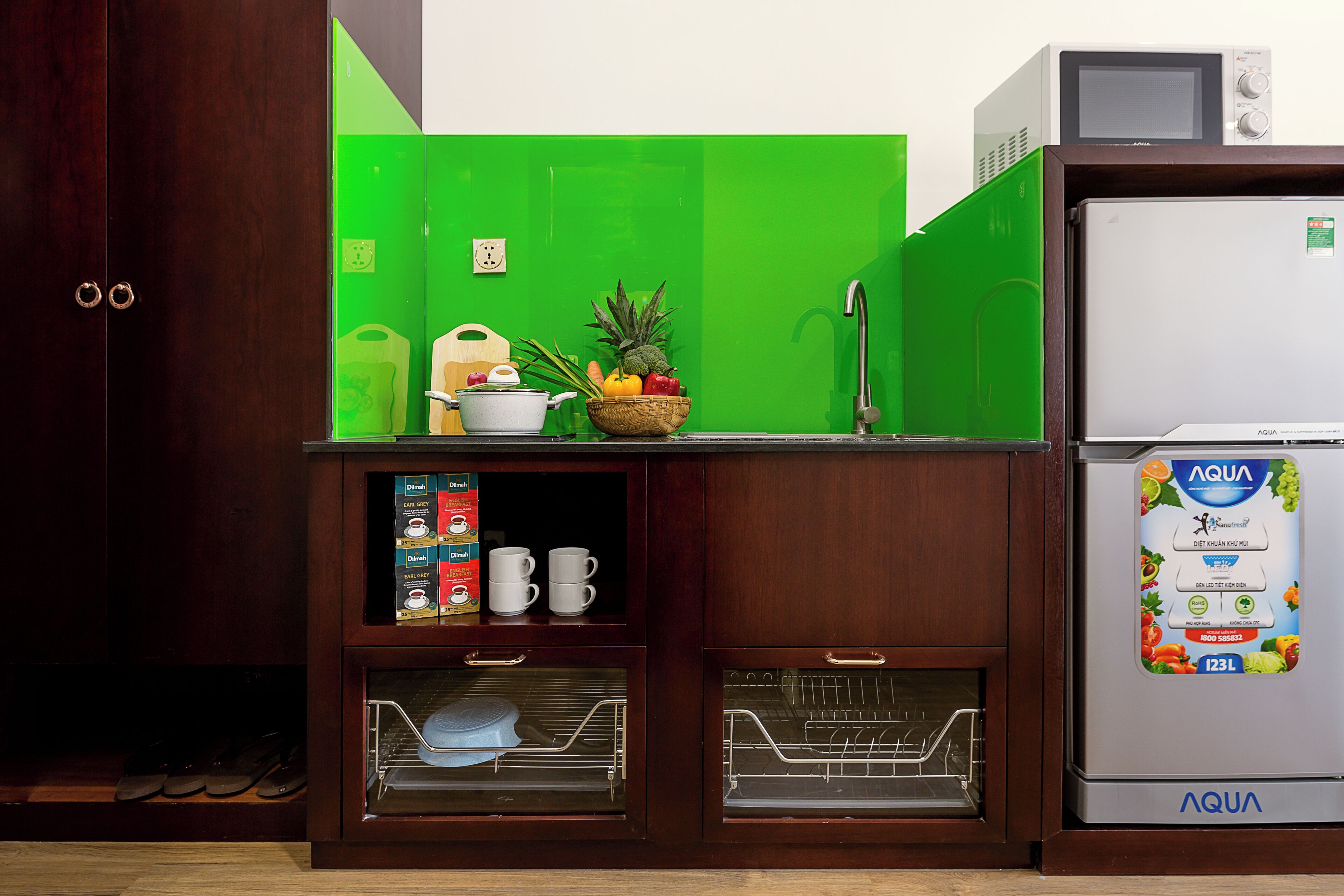 one bedroom apartment (welcome fruit) | private kitchen | electric kettle, high chair, paper towels