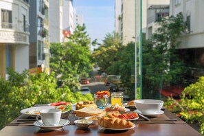Se ofrece un desayuno bufé (120000 VND por persona)
