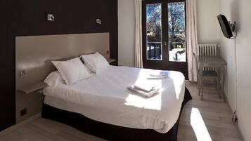 Habitación doble | Decoración personalizada, muebles diferentes y wifi gratis