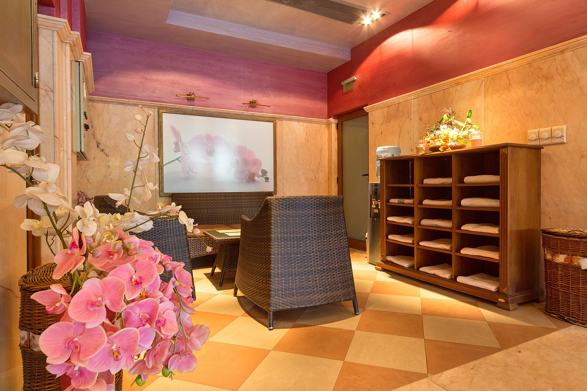 body treatments, aromatherapy, hot stone massages, deep-tissue massages