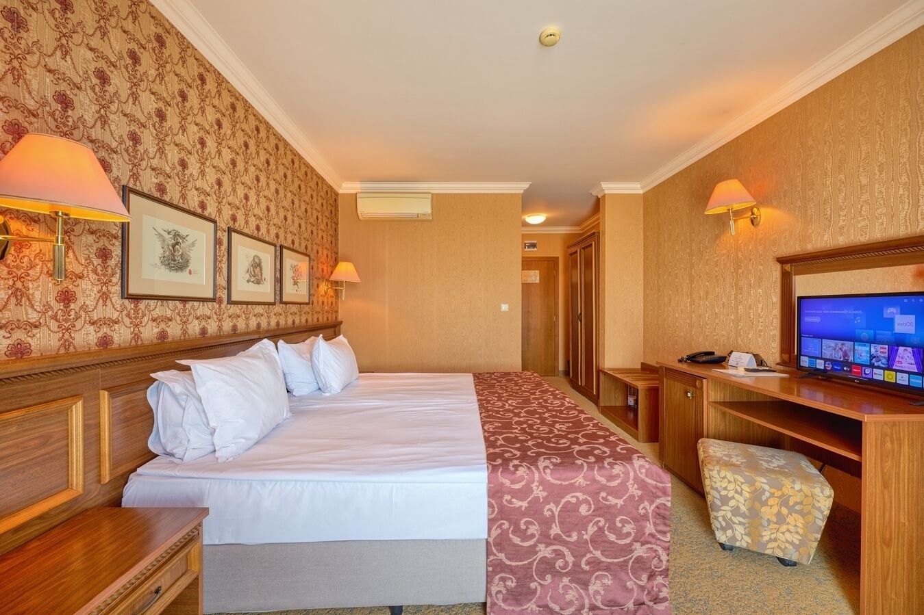 basic twin room, 2 single beds, balcony | bathroom shower