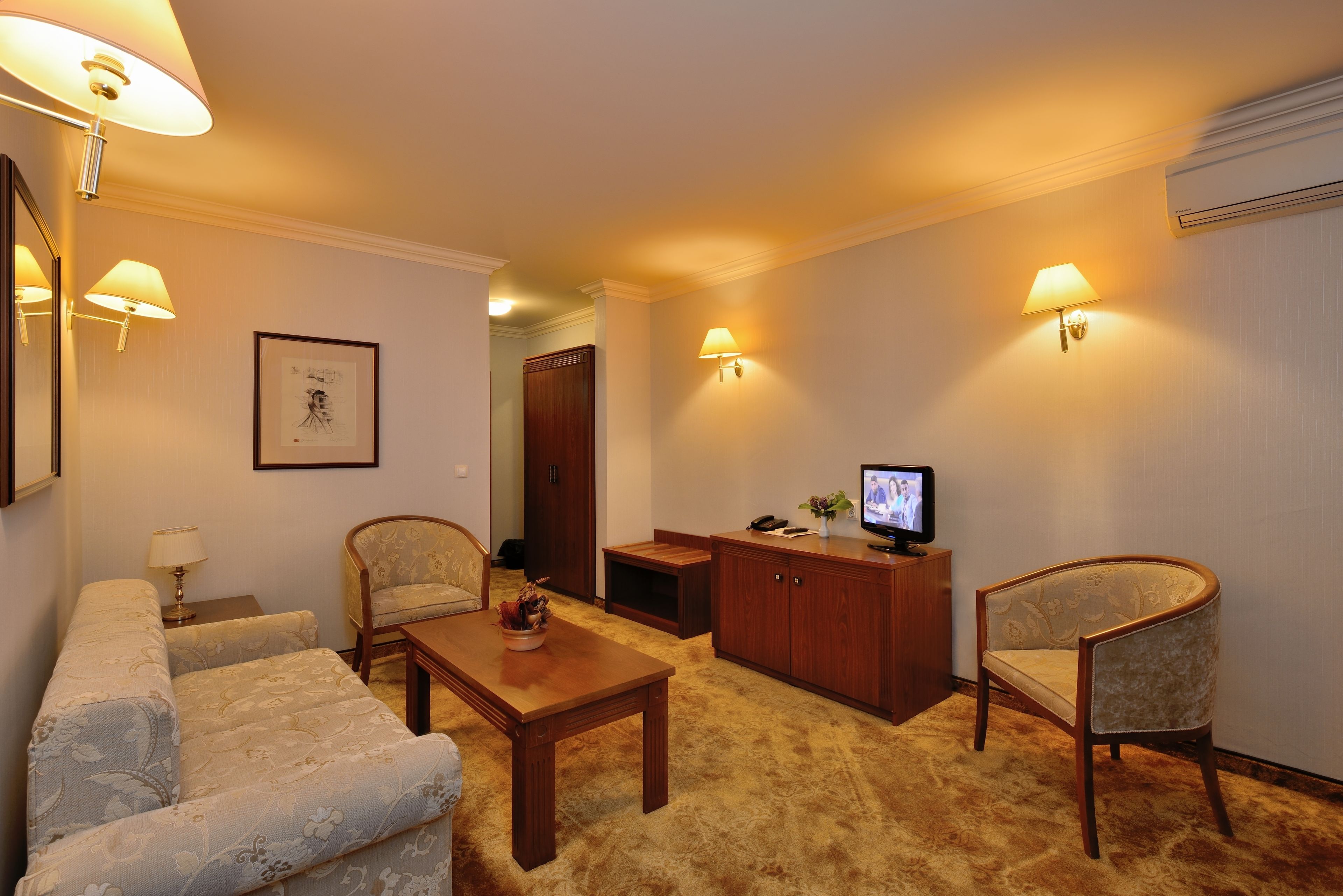 deluxe double room, 1 king bed, balcony | 1 bedroom, minibar, desk, iron/ironing board