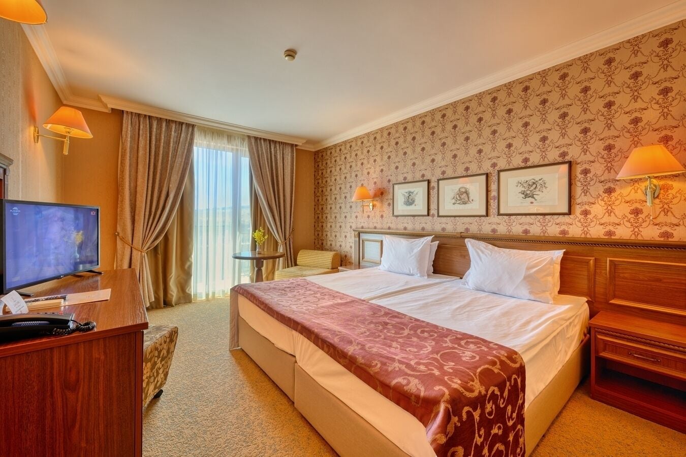 Quarto duplo básico, 2 camas de solteiro, sacada | Frigobar, escrivaninha, ferros/tábuas de passar roupa, Wi-Fi de cortesia